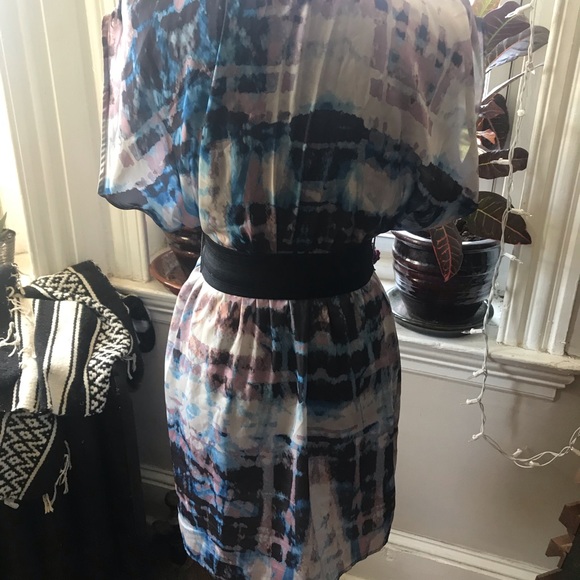 Abstract v-neck mini dress w/black belt - Picture 3 of 7